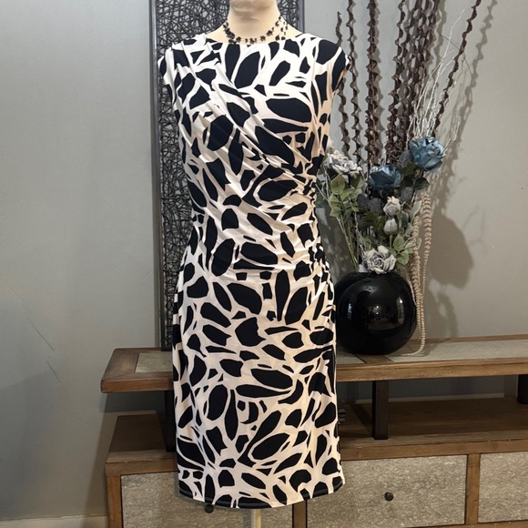 Kasper Black & Ivory Abstract Ruched Dress Size 14 Elegant Career Cocktail - Picture 2 of 9